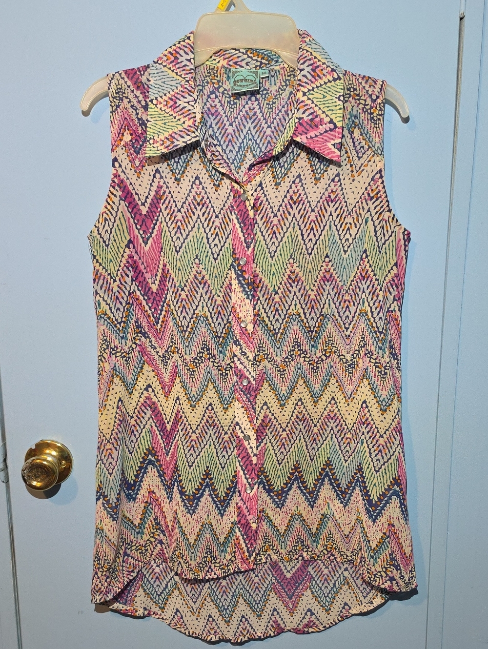 Sleeveless Chevron-Pattern Collared Camisole in Multi Pink and Green